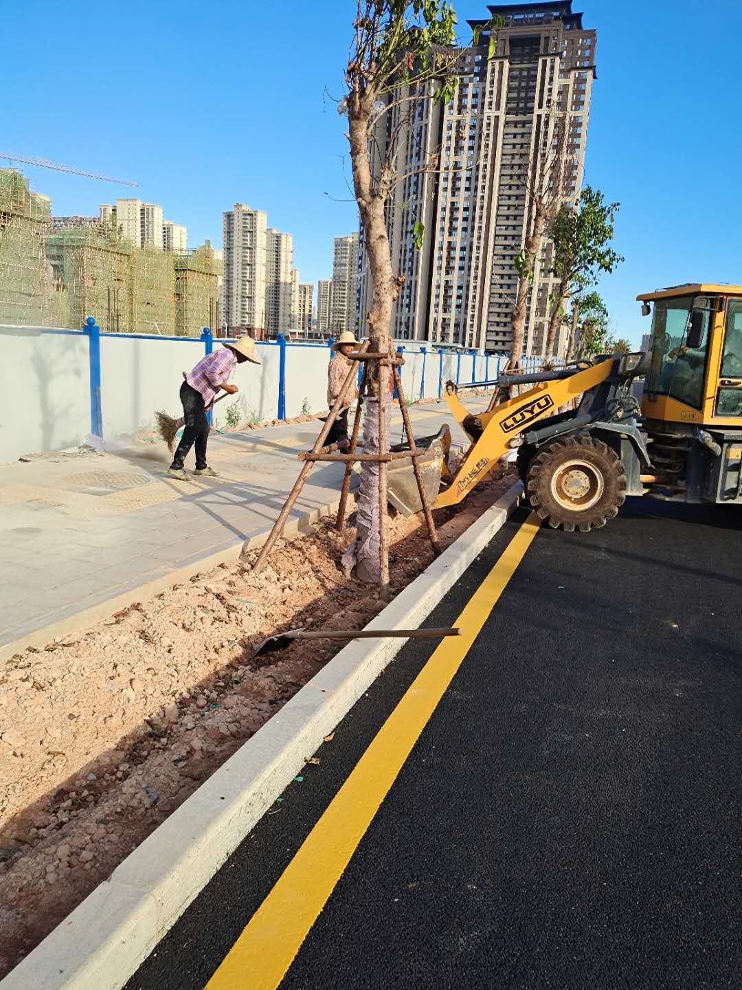 盛鸿环保公司 匠心筑路，助力西湖区市政道路建设新篇章