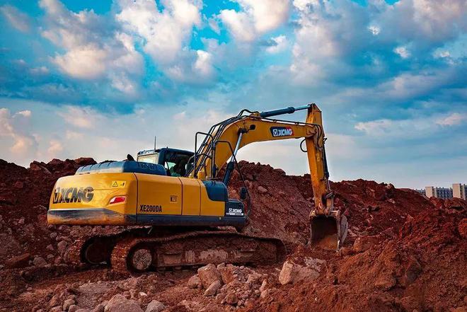 XE200DA挖掘机因何成行业销冠？深度解析其市政建设领域的开挂之路
