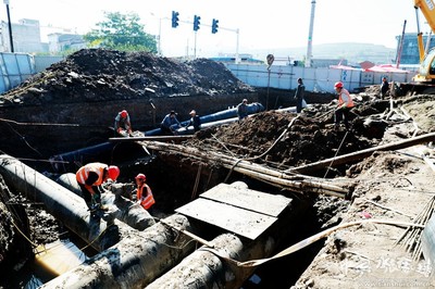 张家川 市政建设抢工期 工人昼夜忙施工